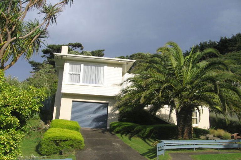 Photo of property in 5 Mckelvey Place, Tawa, Wellington, 5028