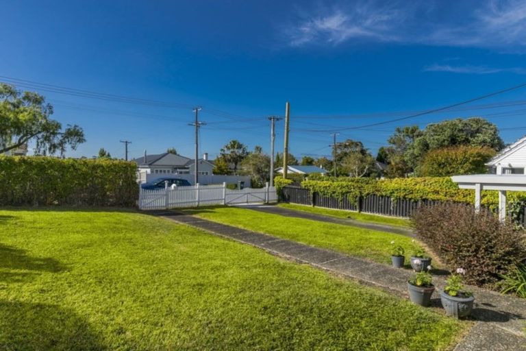 Photo of property in 23 Eversleigh Road, Belmont, Auckland, 0622