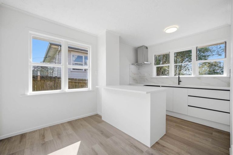 Photo of property in 194 Chivalry Road, Glenfield, Auckland, 0629