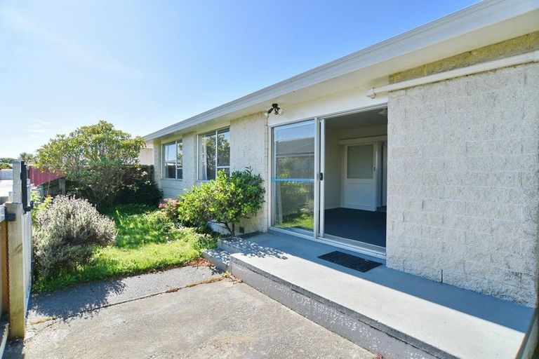 Photo of property in 2/5 Tamarisk Place, Parklands, Christchurch, 8083