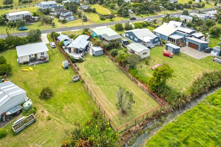 Photo of property in 103 Ocean Beach Road, Tairua, 3508