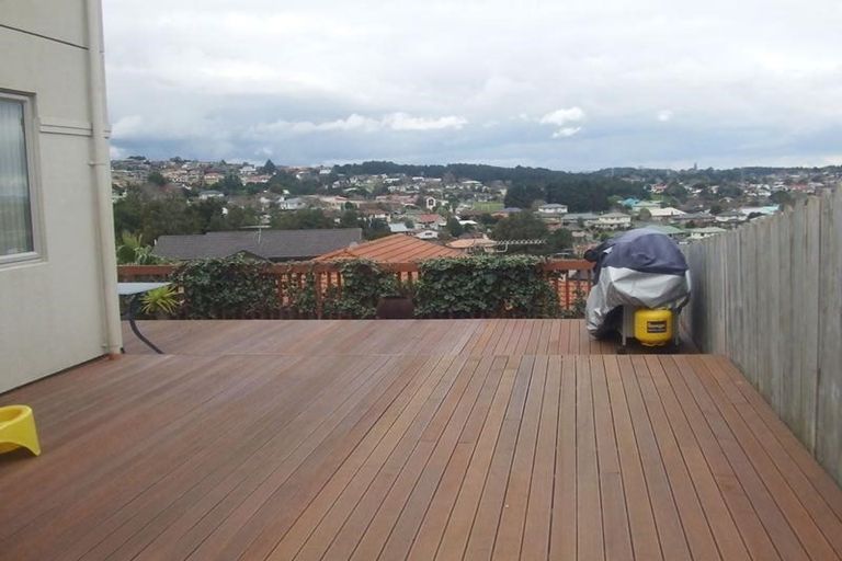 Photo of property in 8b Andover Way, Goodwood Heights, Auckland, 2105