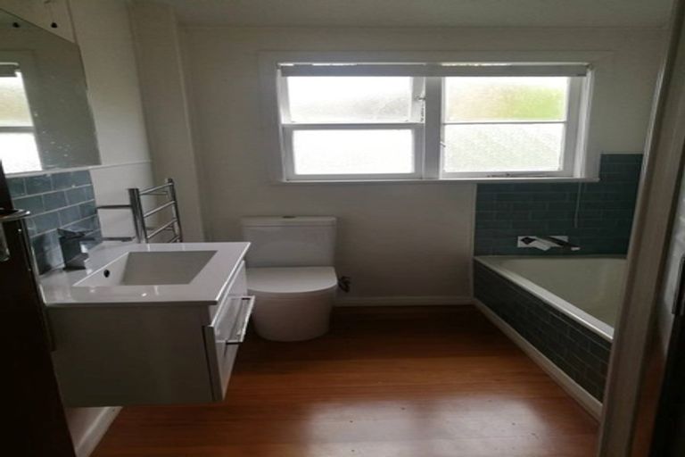 Photo of property in 61 Eastglen Road, Glen Eden, Auckland, 0602