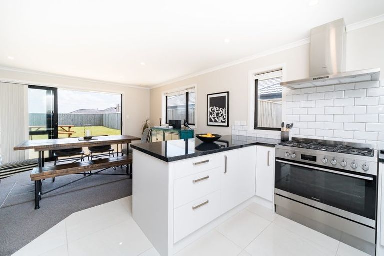 Photo of property in 11 Atlantic Drive, Fitzherbert, Palmerston North, 4410