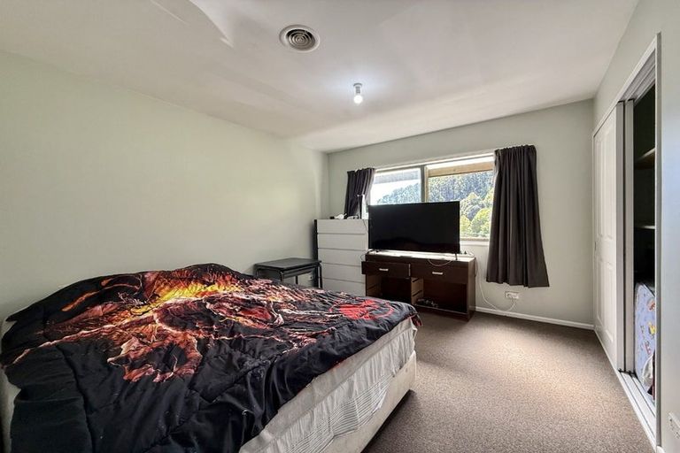 Photo of property in 116 Pinehaven Road, Pinehaven, Upper Hutt, 5019