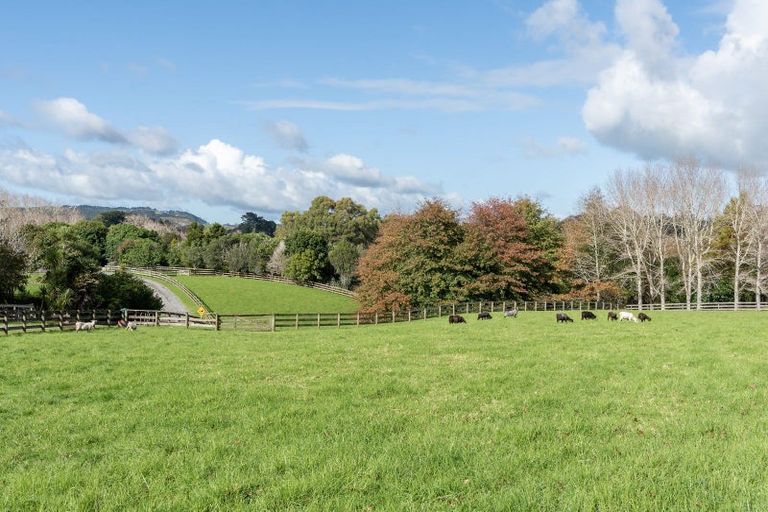 Photo of property in 384 Clifton Road, Whitford, Howick, 2571