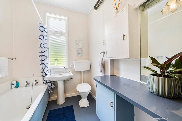 Photo of property in 120 Sutherland Road, Melrose, Wellington, 6023