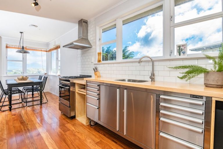 Photo of property in 34 Brooker Grove, Newlands, Wellington, 6037