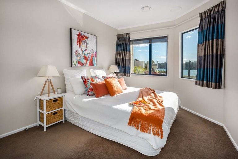 Photo of property in 15a Seaview Road, Paremata, Porirua, 5024