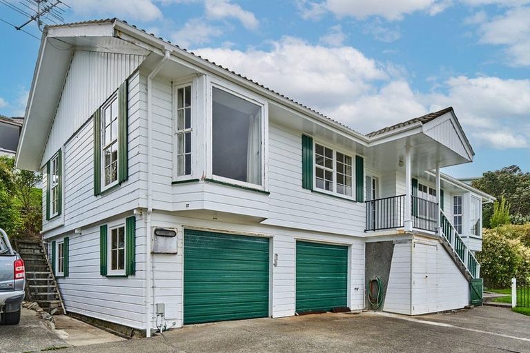 Photo of property in 17 Annan Grove, Papakowhai, Porirua, 5024