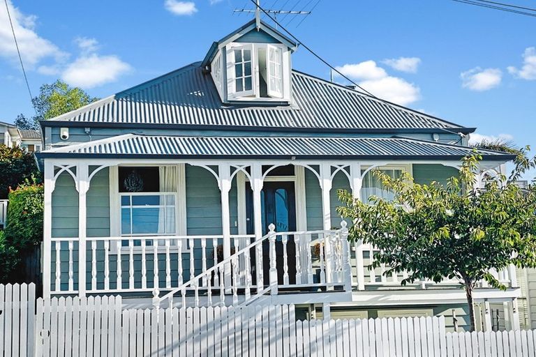 Photo of property in 19 St Aubyn Street, Devonport, Auckland, 0624