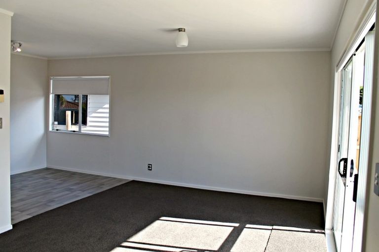 Photo of property in 1/8 Benchmark Drive, Massey, Auckland, 0614