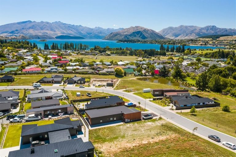 Photo of property in 18 Sapphire Spring Rise, Wanaka, 9305