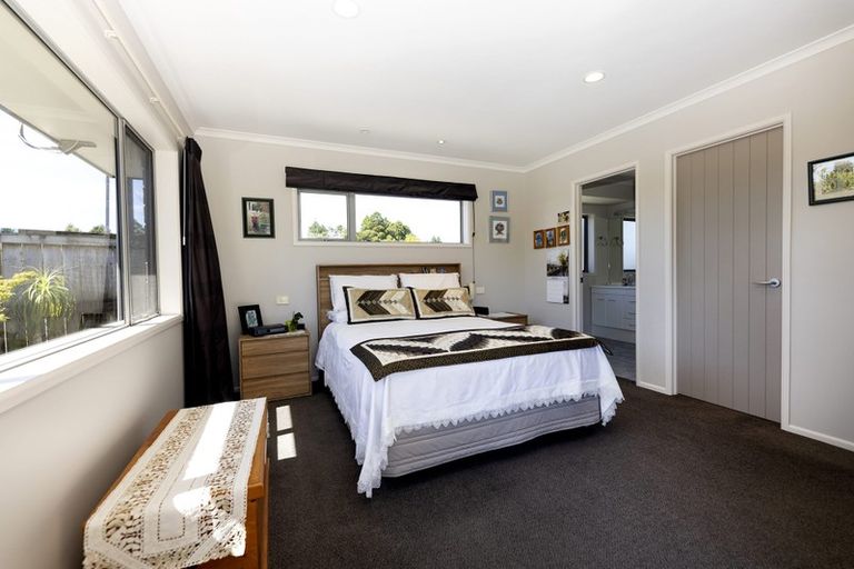 Photo of property in 2 Oakwood Drive, Highlands Park, New Plymouth, 4312