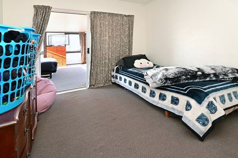 Photo of property in 2 Benton Place, Manurewa, Auckland, 2102