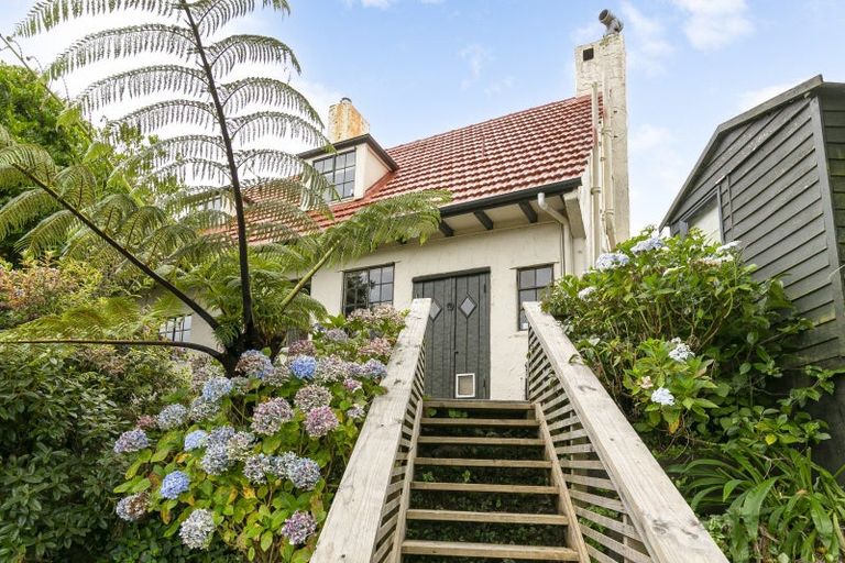 Photo of property in 42 Nicholson Road, Khandallah, Wellington, 6035