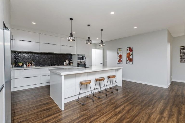 Photo of property in 8 Taraire Place, Orewa, 0931