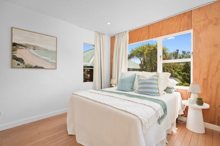 Photo of property in 1 Wakely Road, Newlands, Wellington, 6037