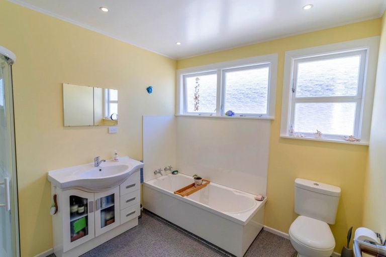 Photo of property in 25 Oak Avenue, Paremata, Porirua, 5024