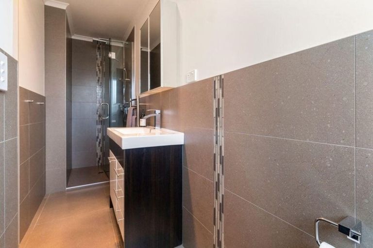 Photo of property in 25a Rewarewa Road, Te Atatu Peninsula, Auckland, 0610