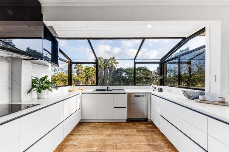 Photo of property in 18 Outlook Road, Greenhithe, Auckland, 0632