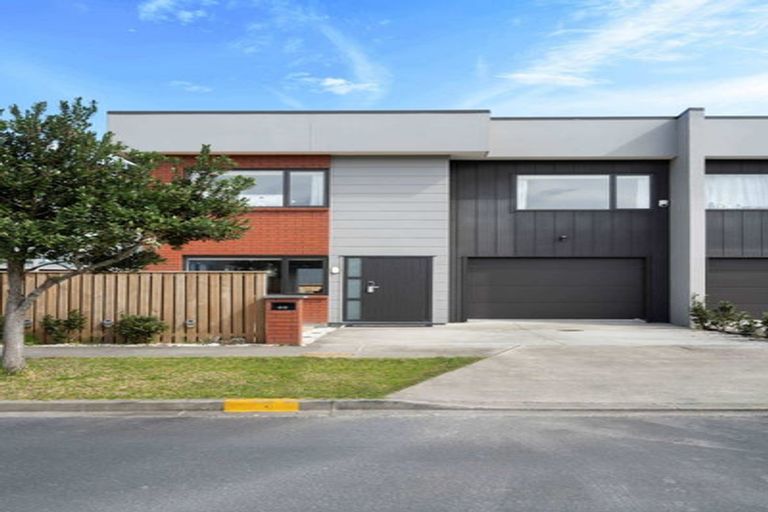 Photo of property in 40 Bordeaux Parade, Te Atatu South, Auckland, 0610