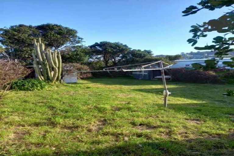 Photo of property in 94 Endeavour Street, Lyall Bay, Wellington, 6022