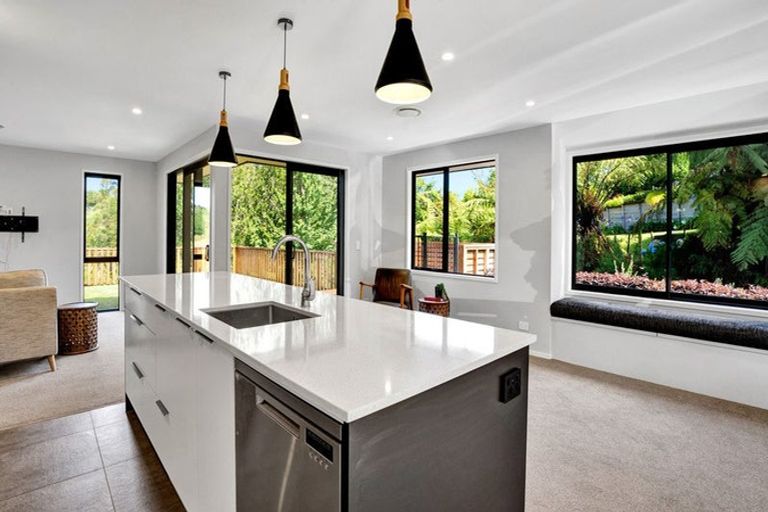 Photo of property in 8 Matau Lane, Ferndale, New Plymouth, 4310