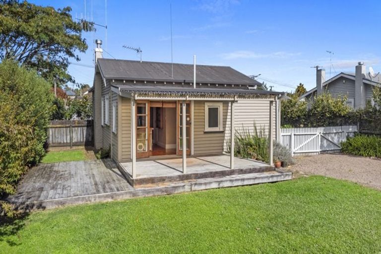Photo of property in 27 Oxford Street, Fairfield, Hamilton, 3214