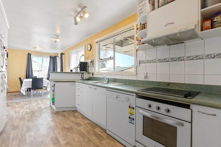 Photo of property in 16 Bowater Place, Manurewa, Auckland, 2102