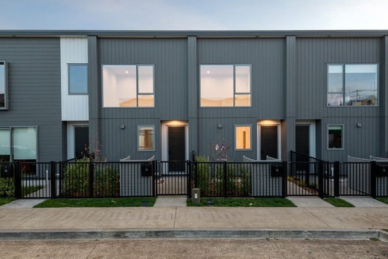 Photo of property in 14 Viridian Avenue, Rosehill, Papakura, 2113