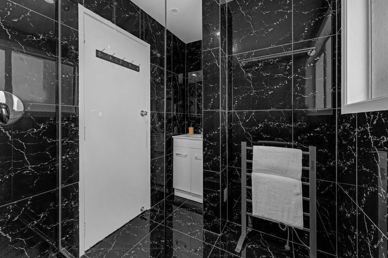 Photo of property in 20 Finn Place, Totara Vale, Auckland, 0629