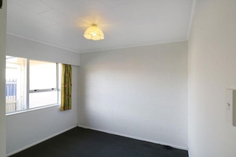 Photo of property in 50b Whites Line West, Woburn, Lower Hutt, 5010