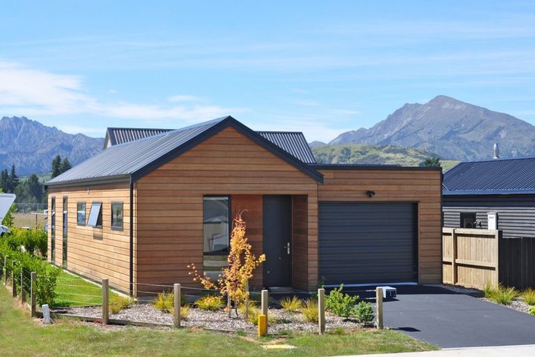 Photo of property in 2 Matakanui Lane, Wanaka, 9305