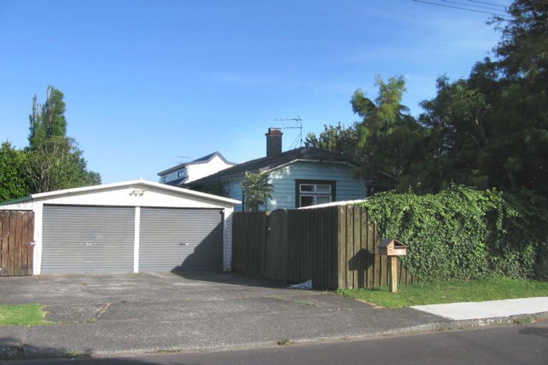 Photo of property in 2/4 Avalon Place, Glenfield, Auckland, 0629