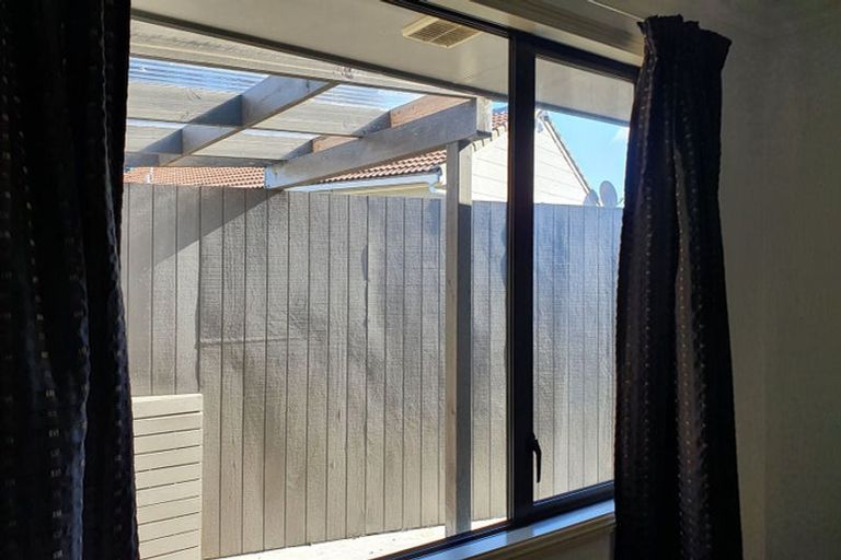 Photo of property in 27 Pahi Place, West Harbour, Auckland, 0618