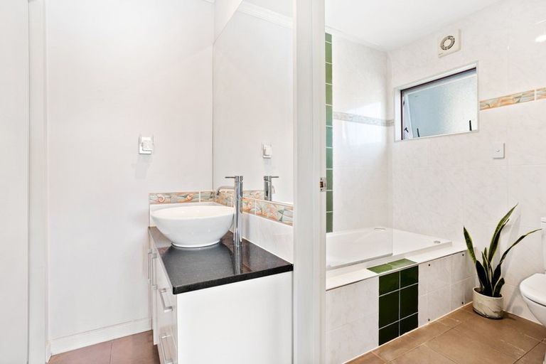 Photo of property in 6 Fernbank Lane, Greenhithe, Auckland, 0632