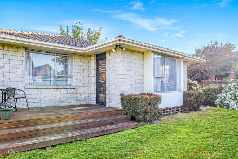 Photo of property in 2/17b Prestons Road, Redwood, Christchurch, 8051