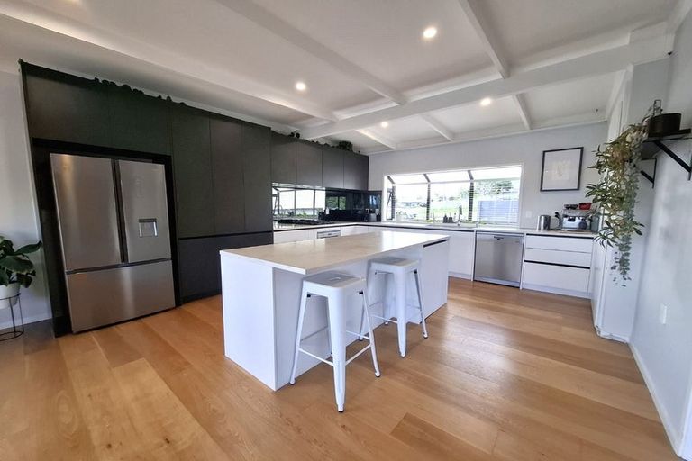 Photo of property in 1/52 Pupuke Road, Hillcrest, Auckland, 0627