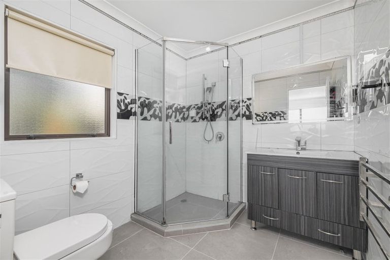 Photo of property in 76 San Valentino Drive, Henderson, Auckland, 0612