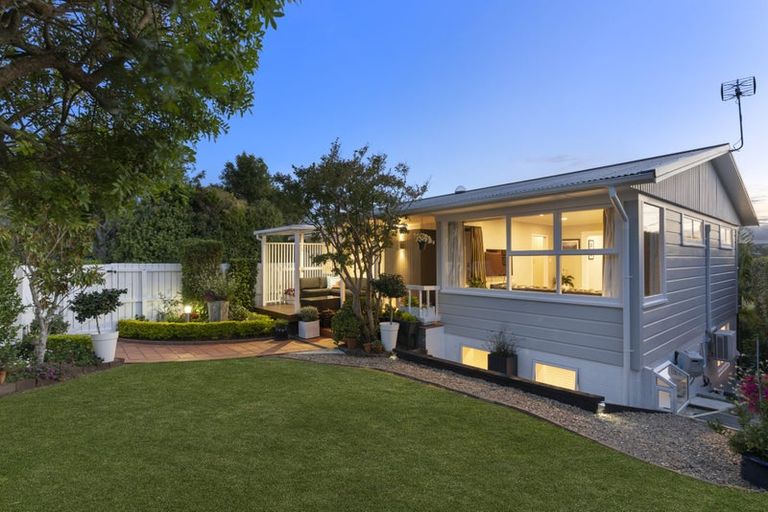 Photo of property in 32 Sartors Avenue, Northcross, Auckland, 0630