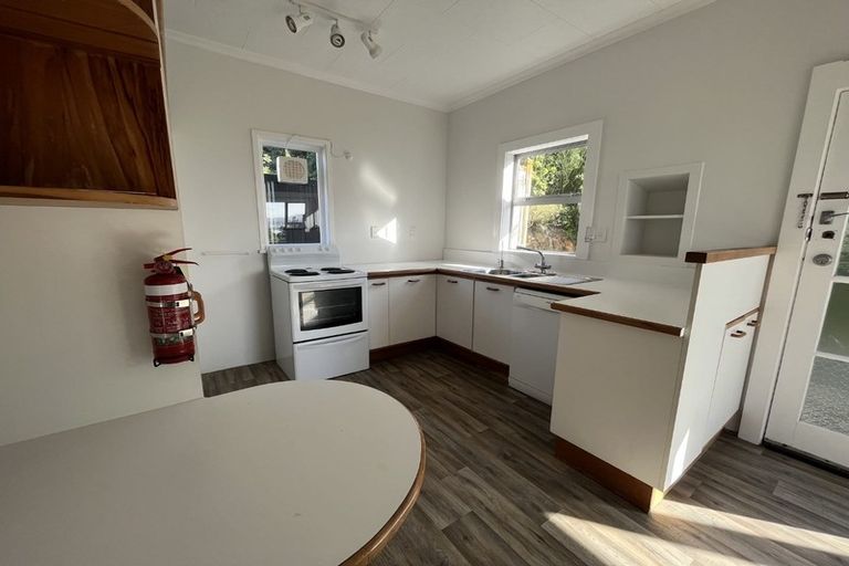 Photo of property in 24 Hungerford Road, Lyall Bay, Wellington, 6022