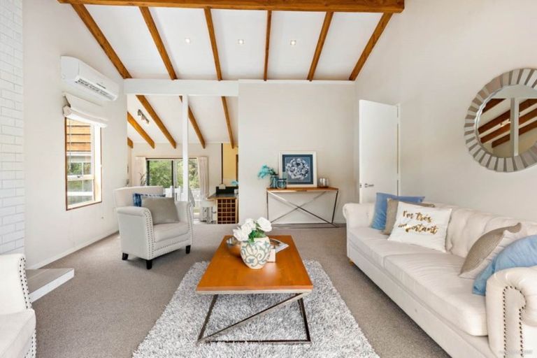 Photo of property in 62 Easton Park Parade, Glenfield, Auckland, 0629