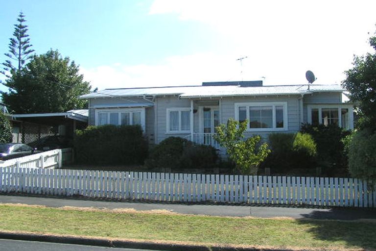 Photo of property in 1/5 Seaview Avenue, Northcote, Auckland, 0627