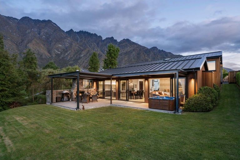 Photo of property in 10 Caithness Court, Jacks Point, Queenstown, 9371