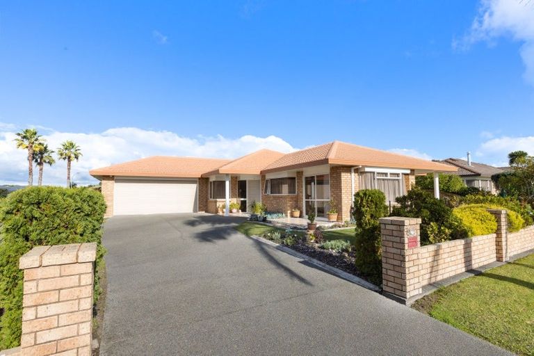 Photo of property in 2 Mcgowan Place, Orewa, 0931