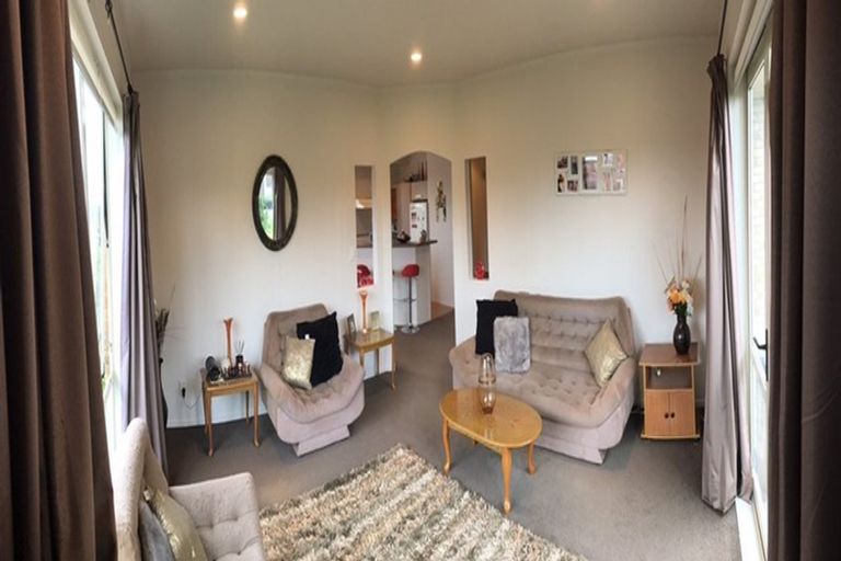 Photo of property in 104 Harmel Road, Glendene, Auckland, 0602