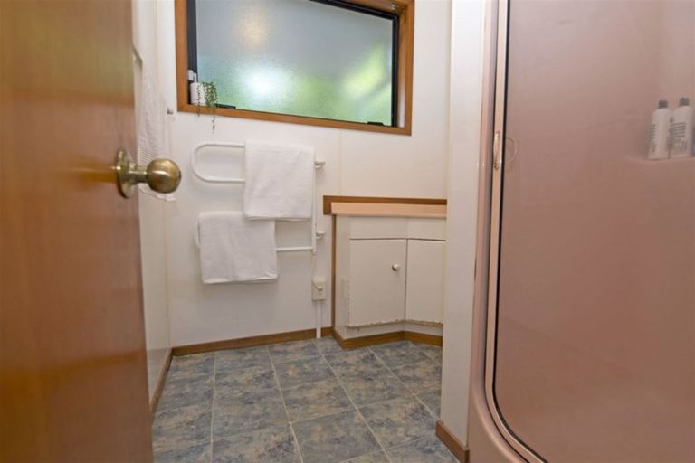 Photo of property in 2/4 James Scott Place, Te Atatu South, Auckland, 0602