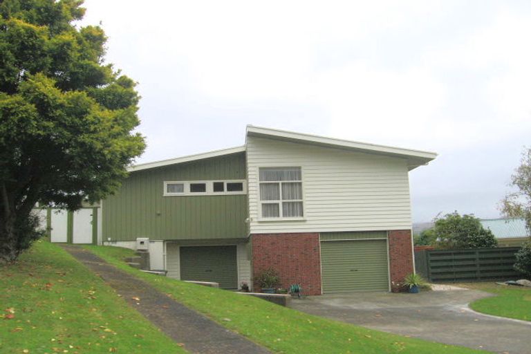 Photo of property in 18 Sunrise Boulevard, Tawa, Wellington, 5028
