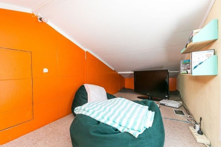 Photo of property in 76a Newlands Road, Newlands, Wellington, 6037